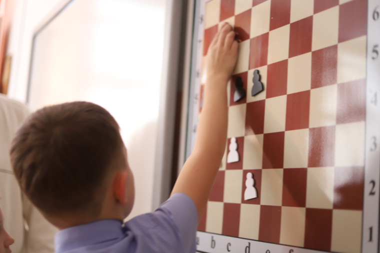 Турнир по шашкам среди обучающихся начальной школы.